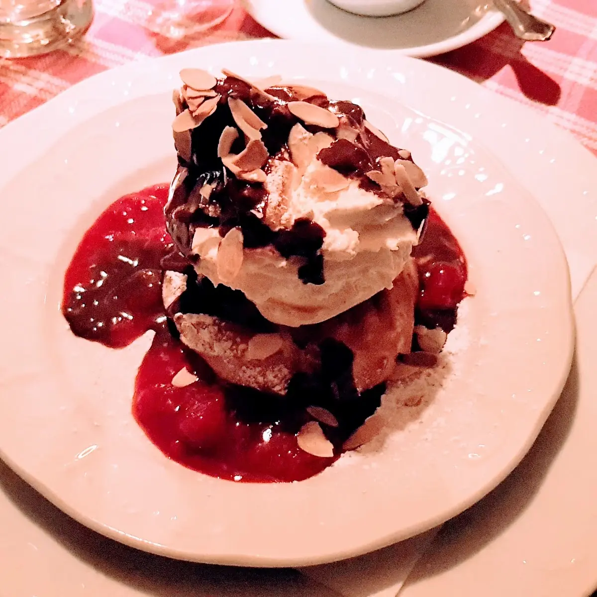 Knuspriges Brandteigkrapferl Mit Vanille-eis Schlagobers Und Früchtespiegel
