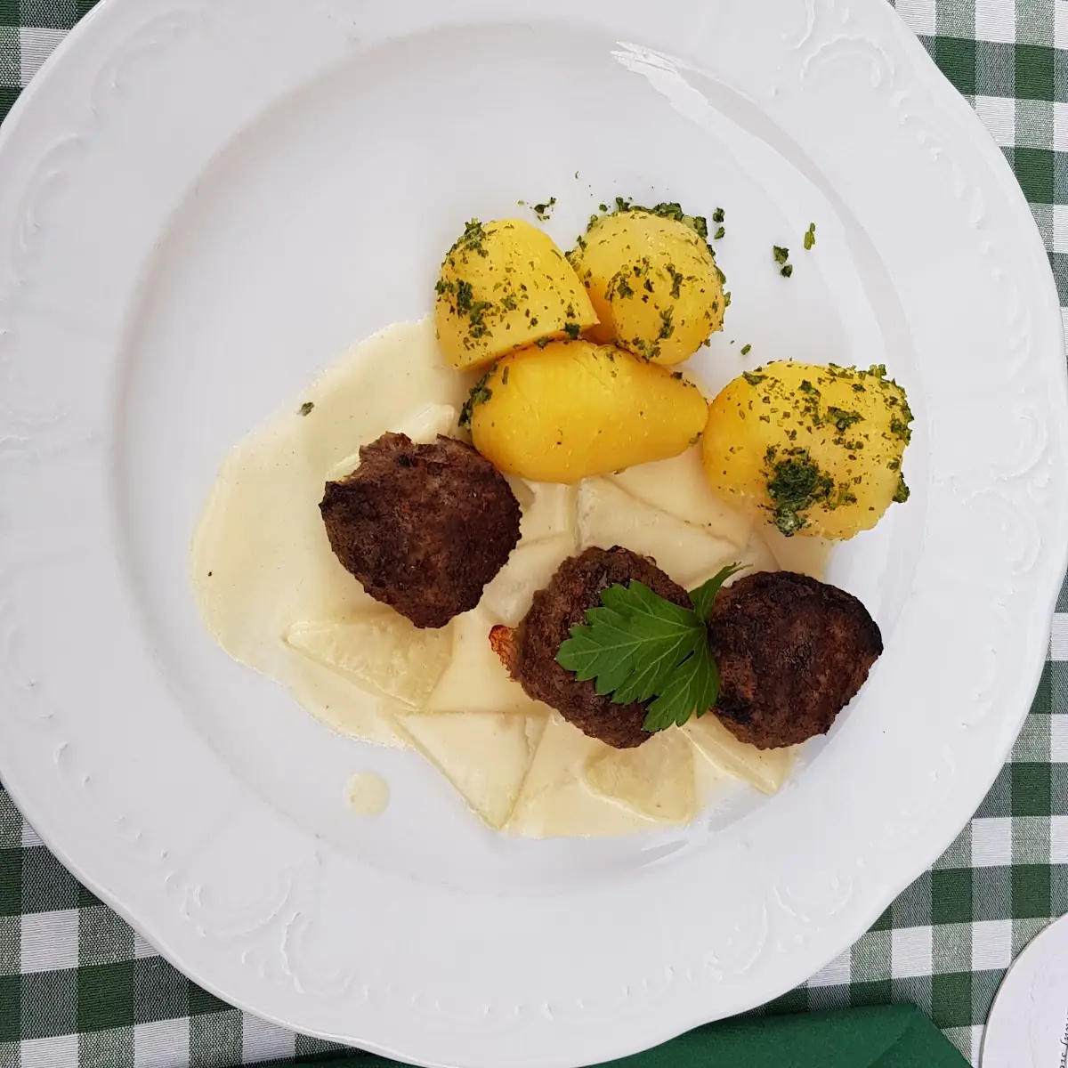 Wildlaibchen Mit Kohlrabirahm Und Petersilkartoffeln