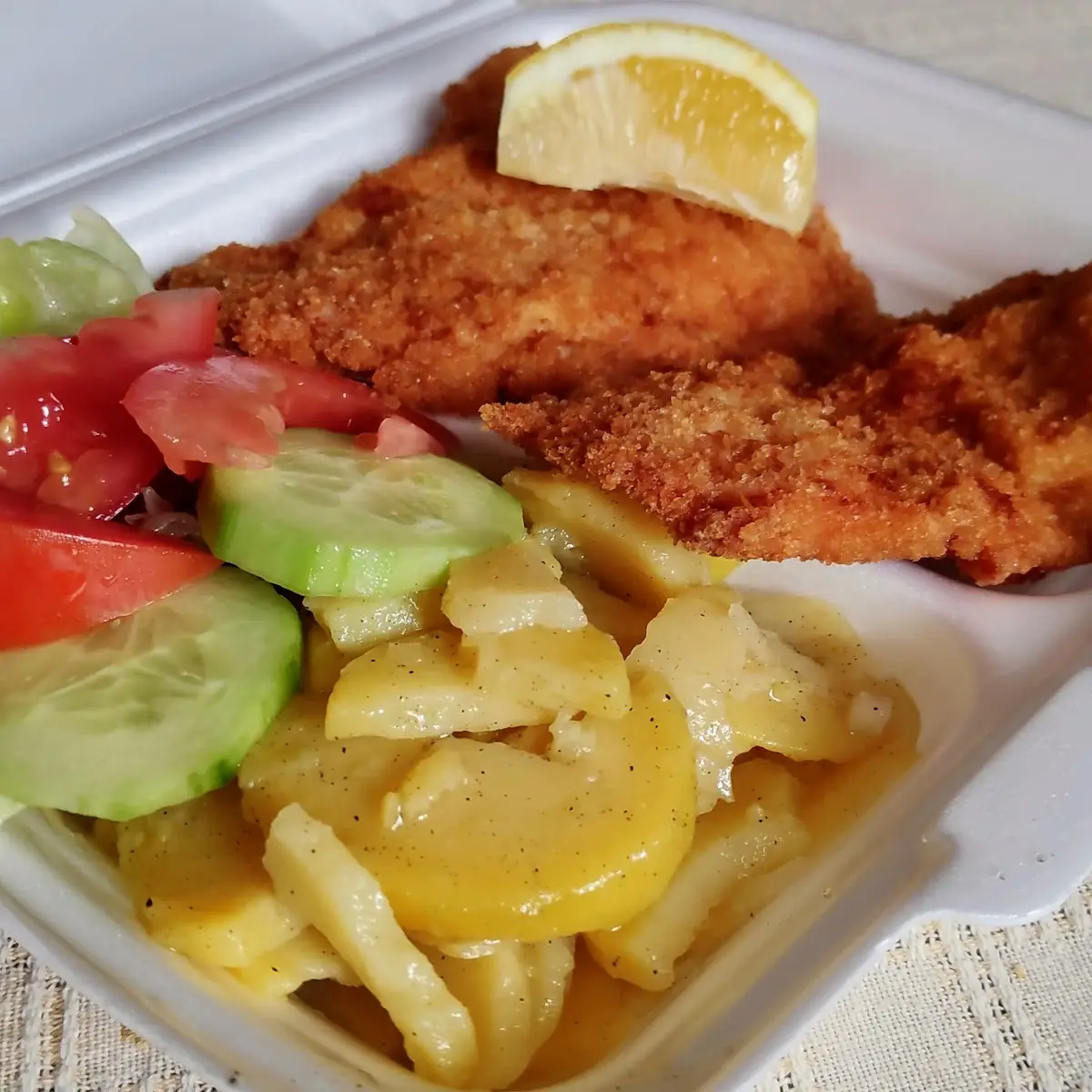 Gebackenes Schweinsschnitzel Mit Gemischtem Salat