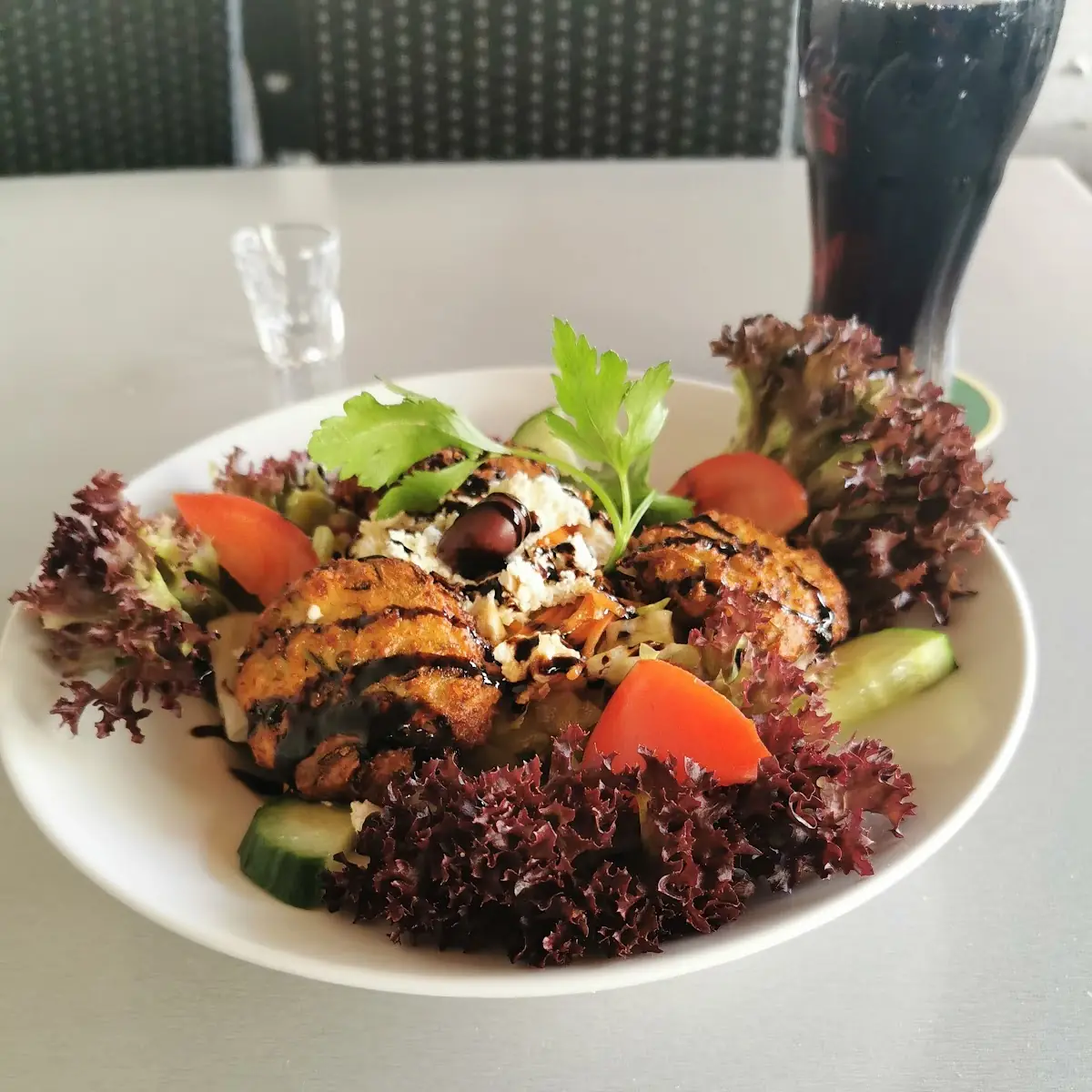 Gefüllte Zucchinileibchen Auf Frischen Salat
