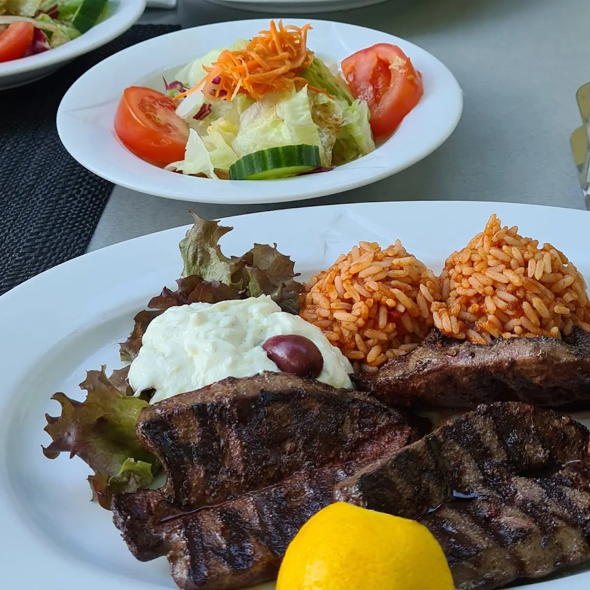 Gegrillte Leber Mit Zaziki Reis Und Salat
