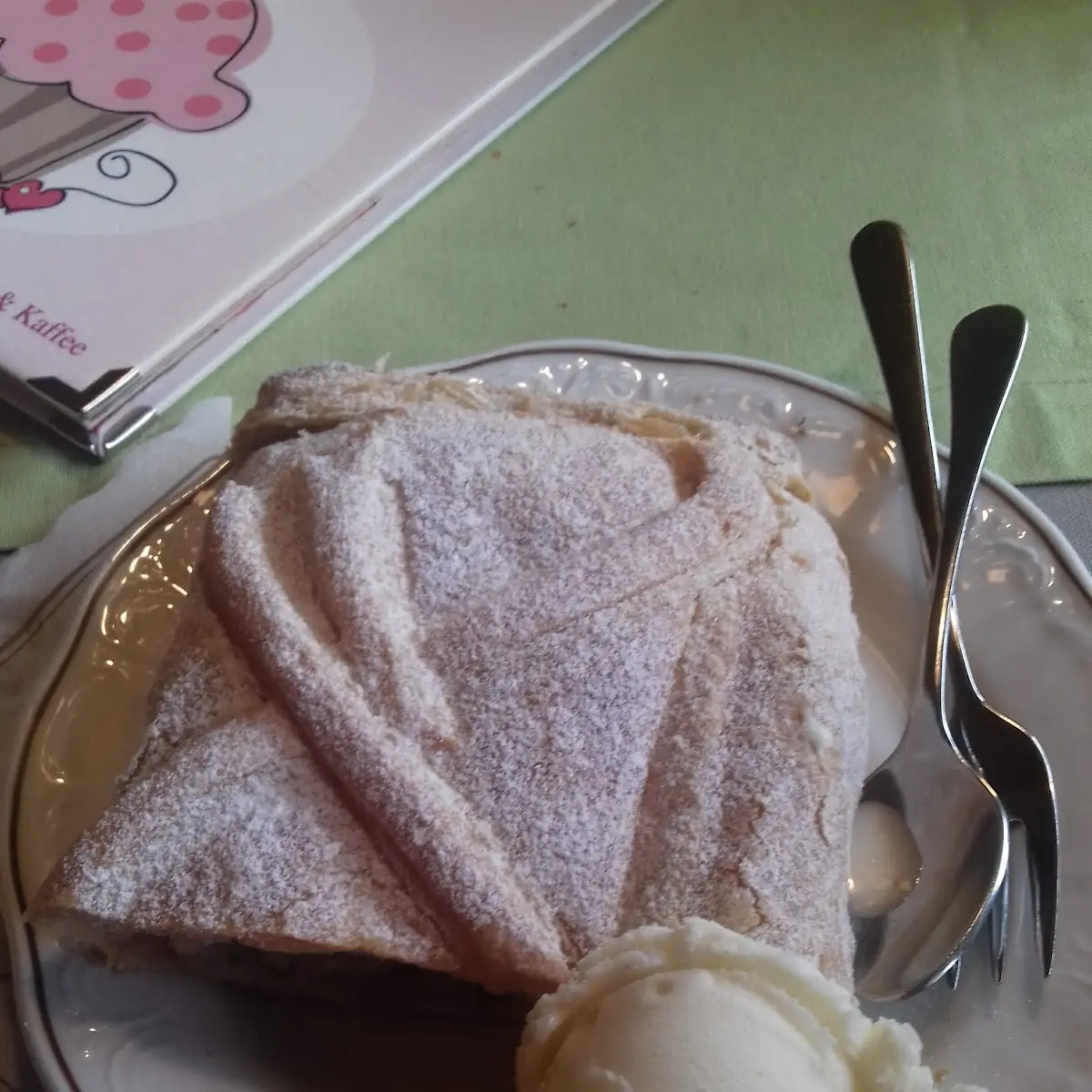Apfelstrudel Mit Vanilleeis