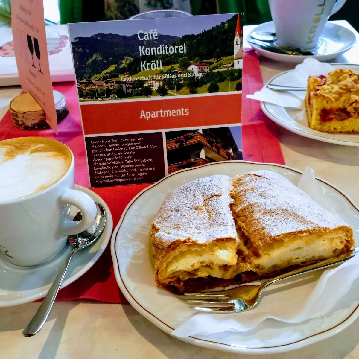 Topfenstrudel Kirsch Streuselkuchen M Cappuccino