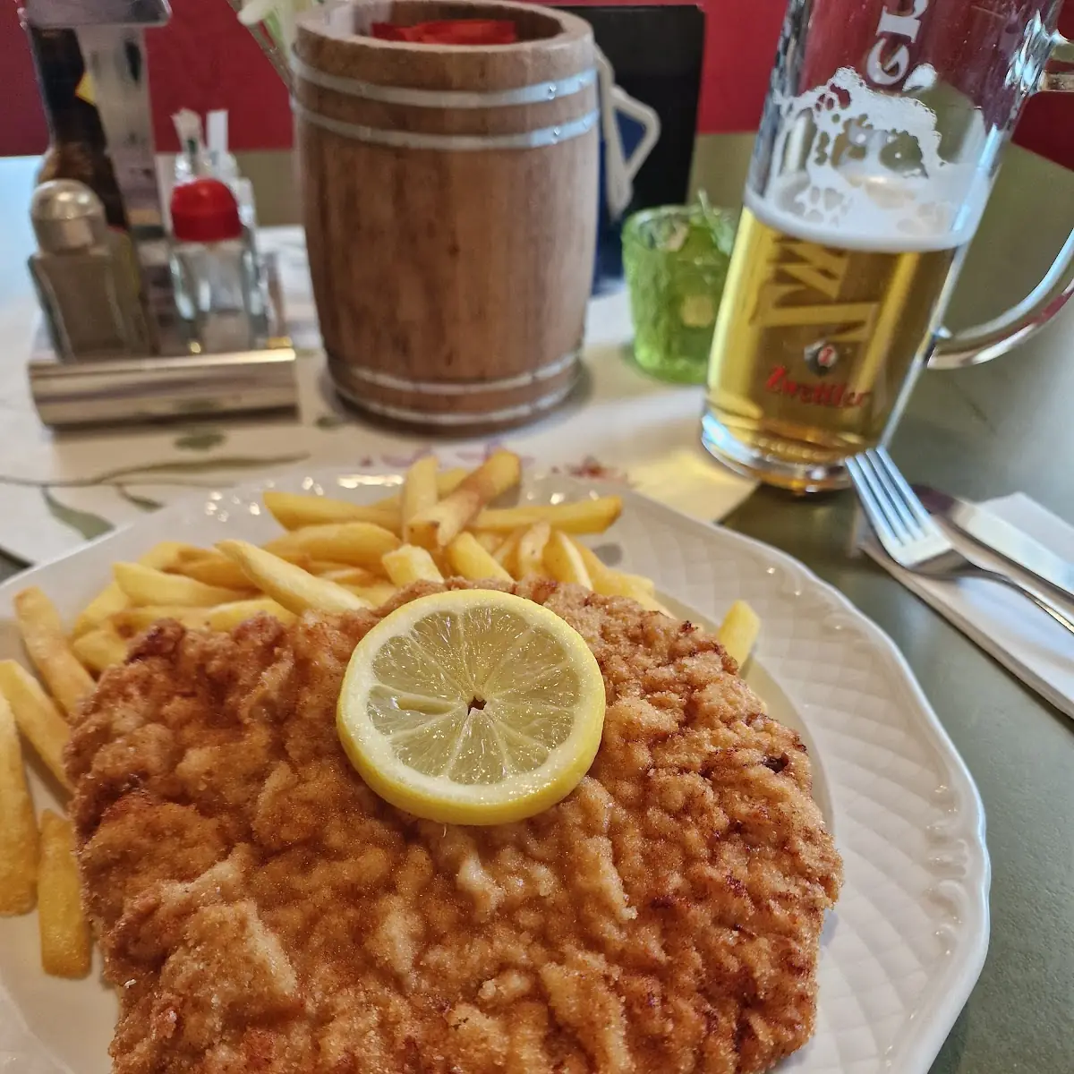 Wiener Schnitzel Vom Schwein Mit Pommes Und