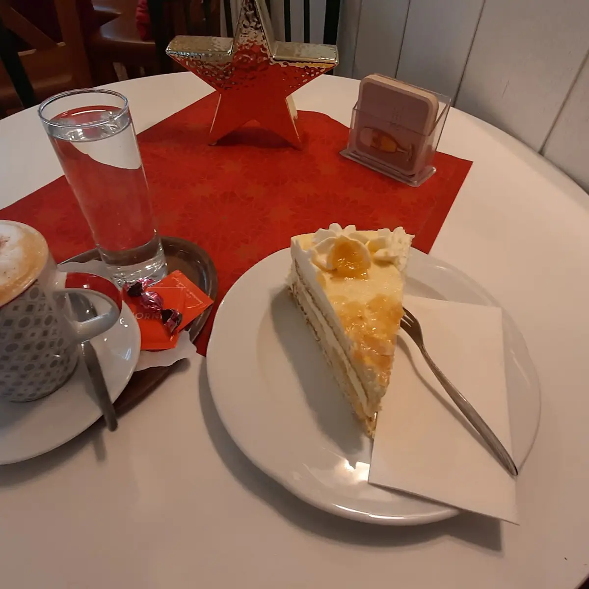 Cappuccino Und Ananastorte