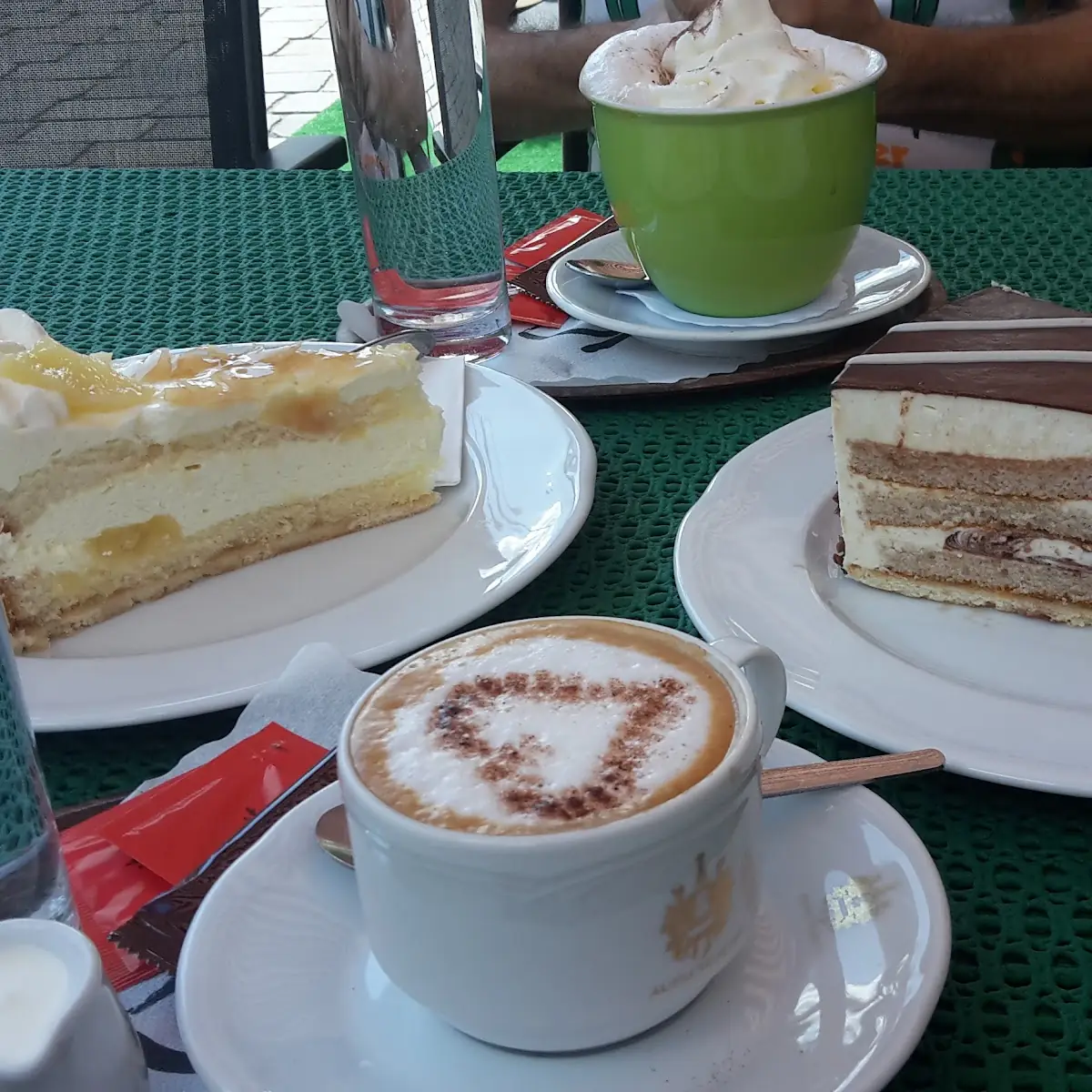 Verlängerter Mit Milchschaum Und Tiramisutorte