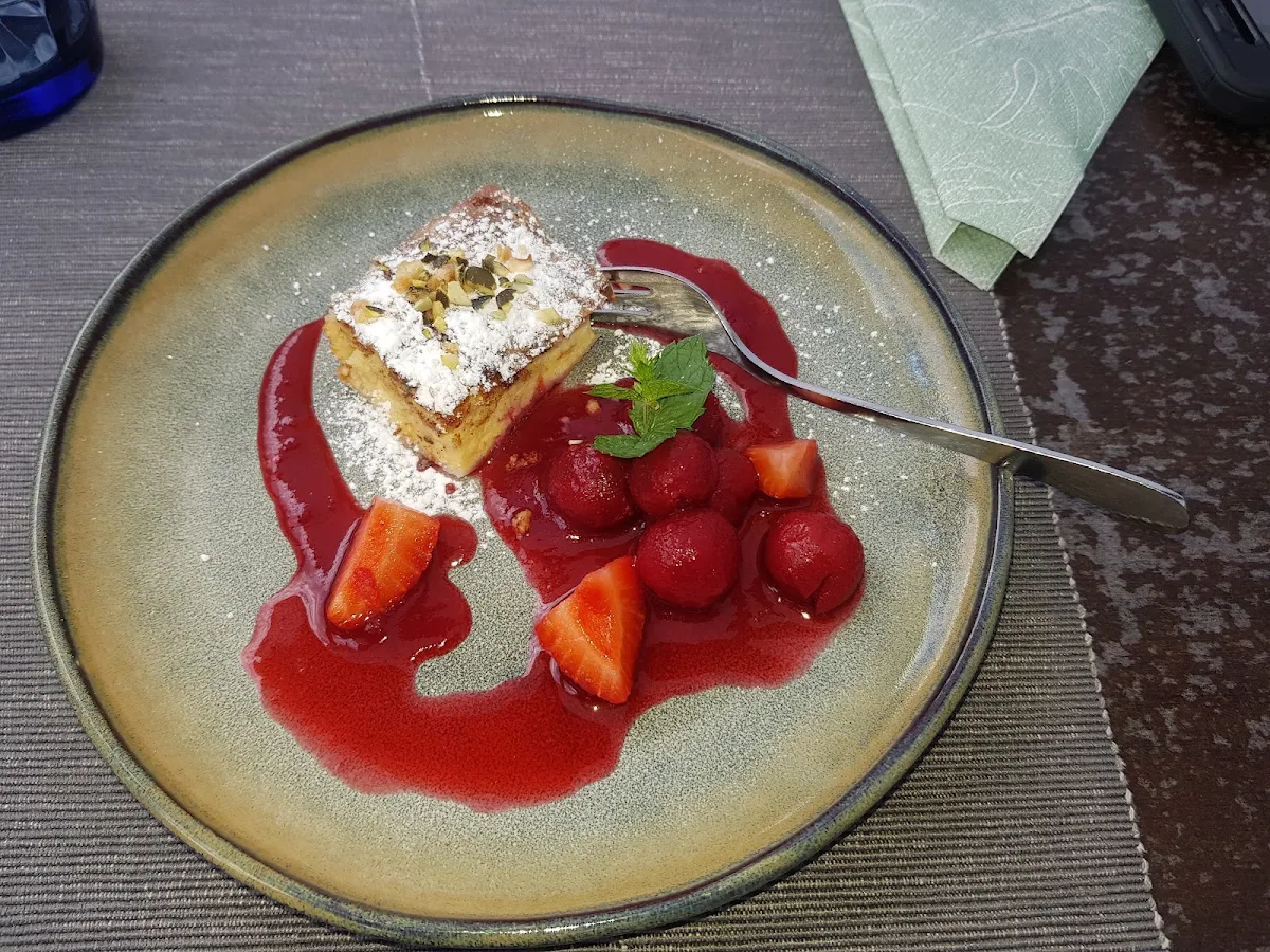 Topfenstrudel Auf Erdbeerspiegel