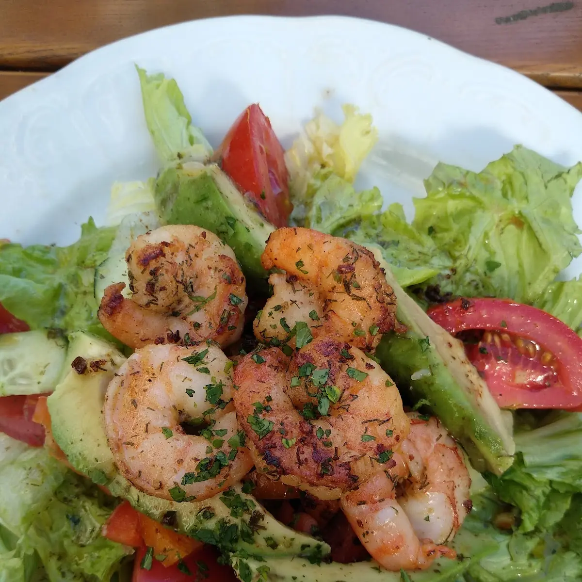 Gemischte Blattsalate Mit 4 Garnelen Und Avocado