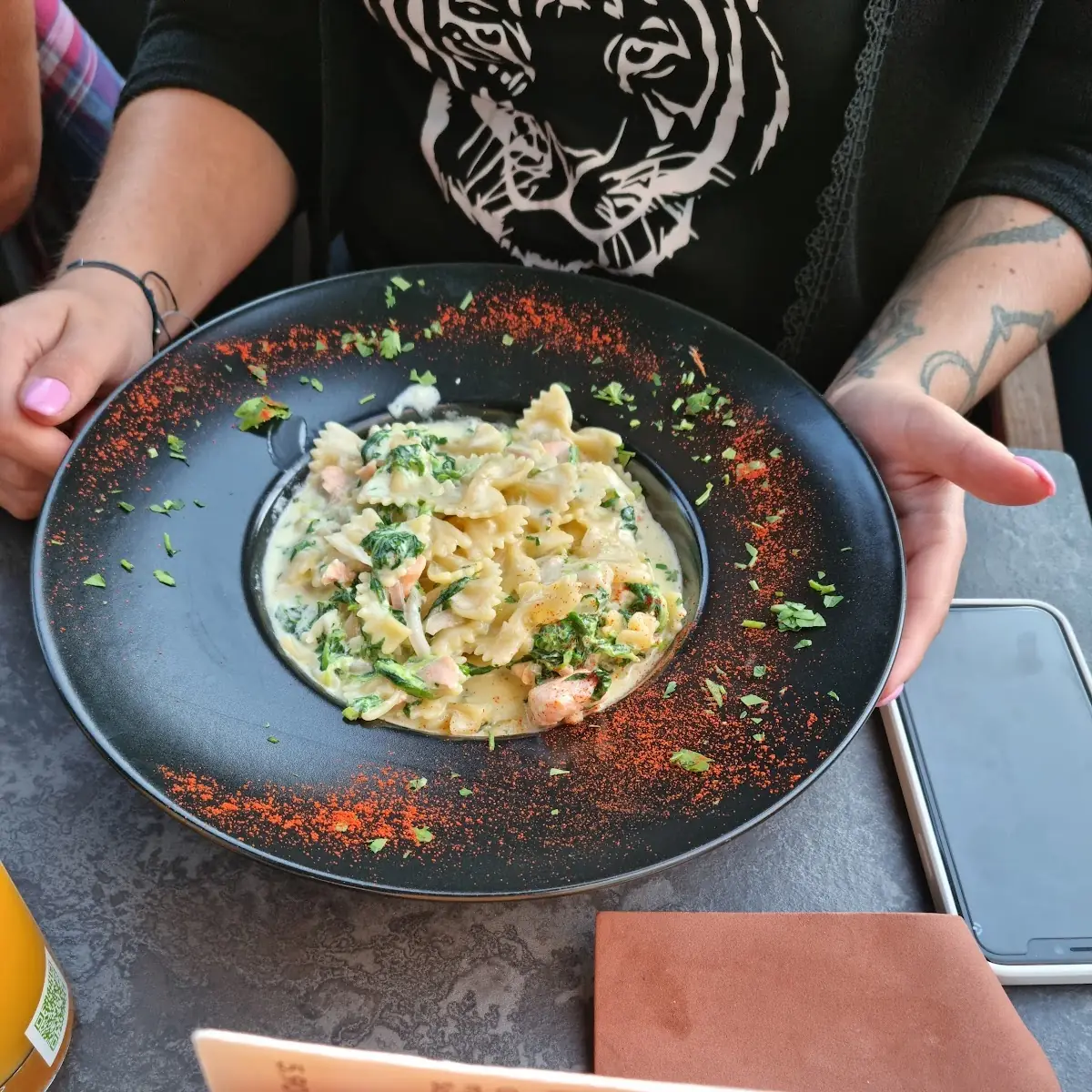Pasta Mit Lachs-sahne-sauce Und Blattspinat