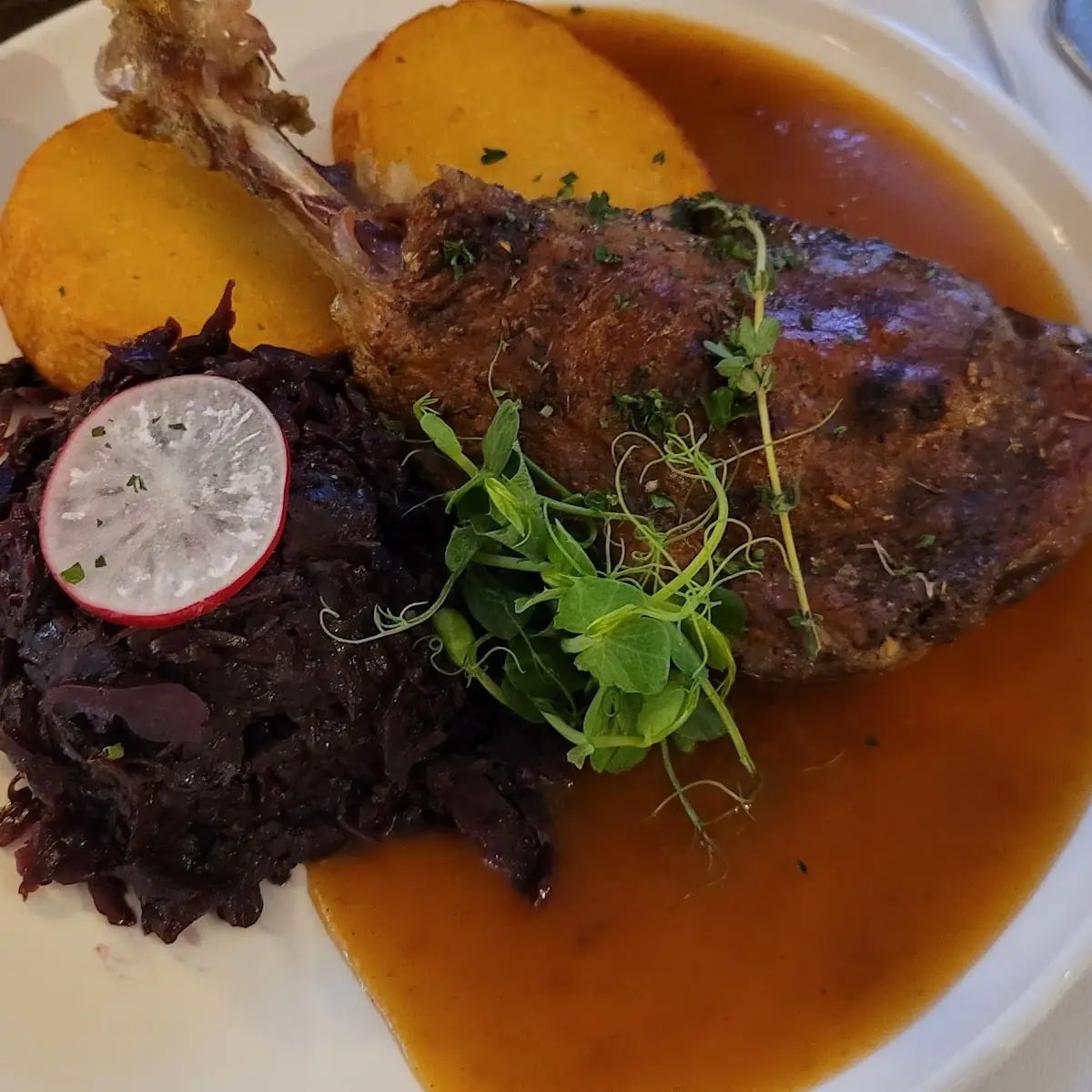 Entenhaxel Mit Rotkraut Und Kartoffeln