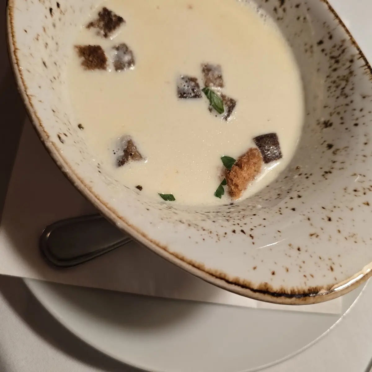 Knoblauchcremesuppe Mit Weißbrotcroûtons
