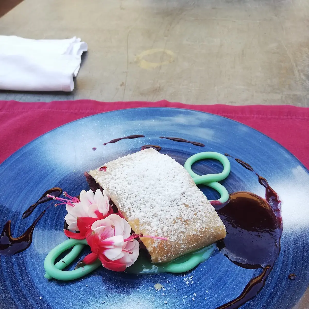 Gezogener Weincremestrudel Mit Ananasstücke