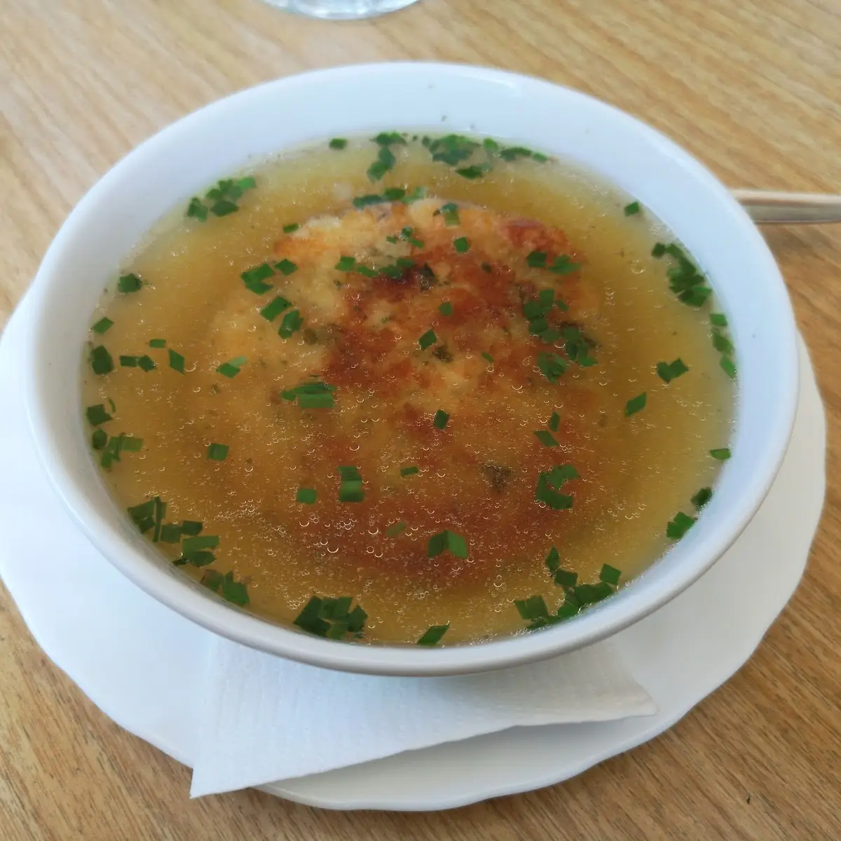 Große Kaspressknödel-suppe
