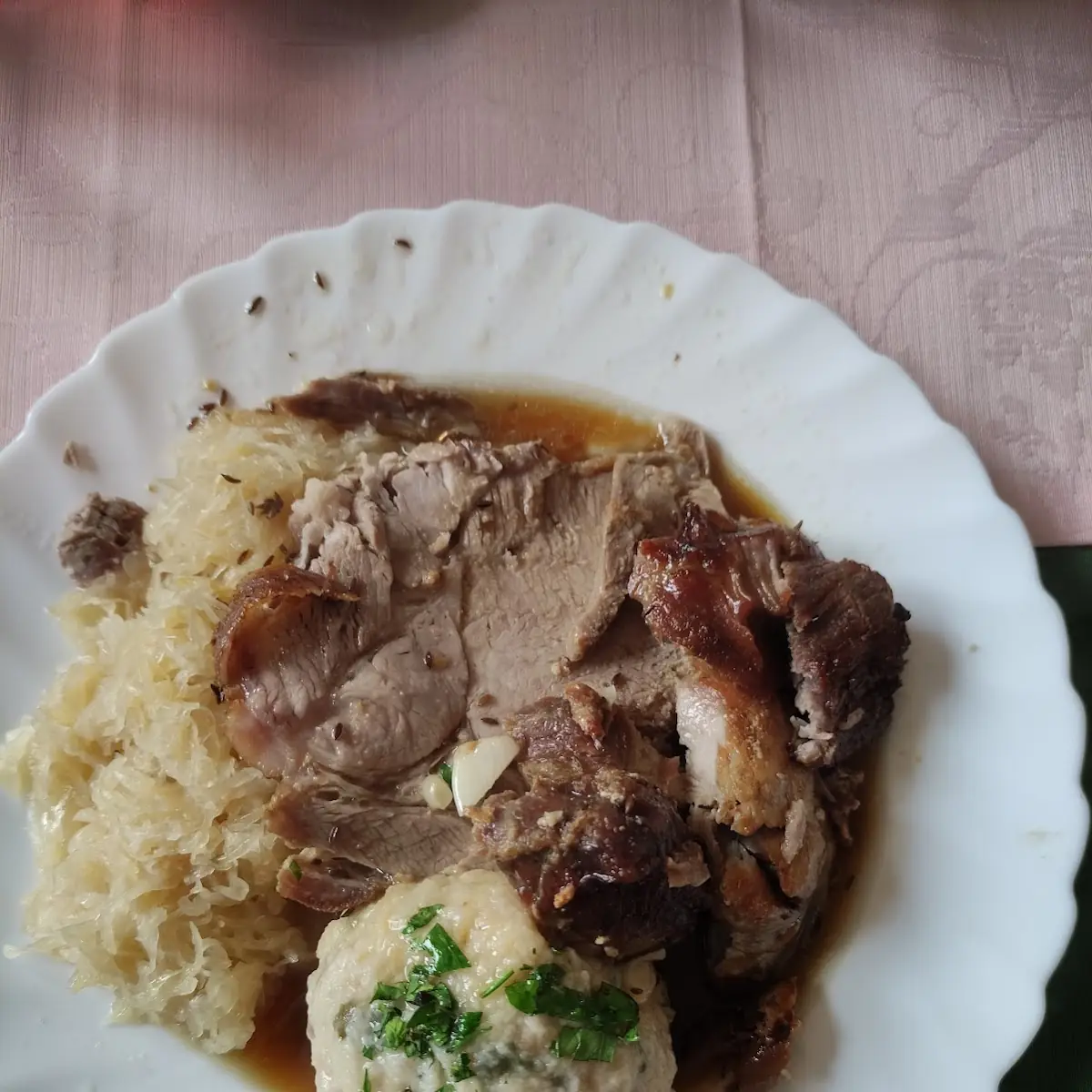 Schweinsbraten Mit Sauerkraut Und Semmelknödel
