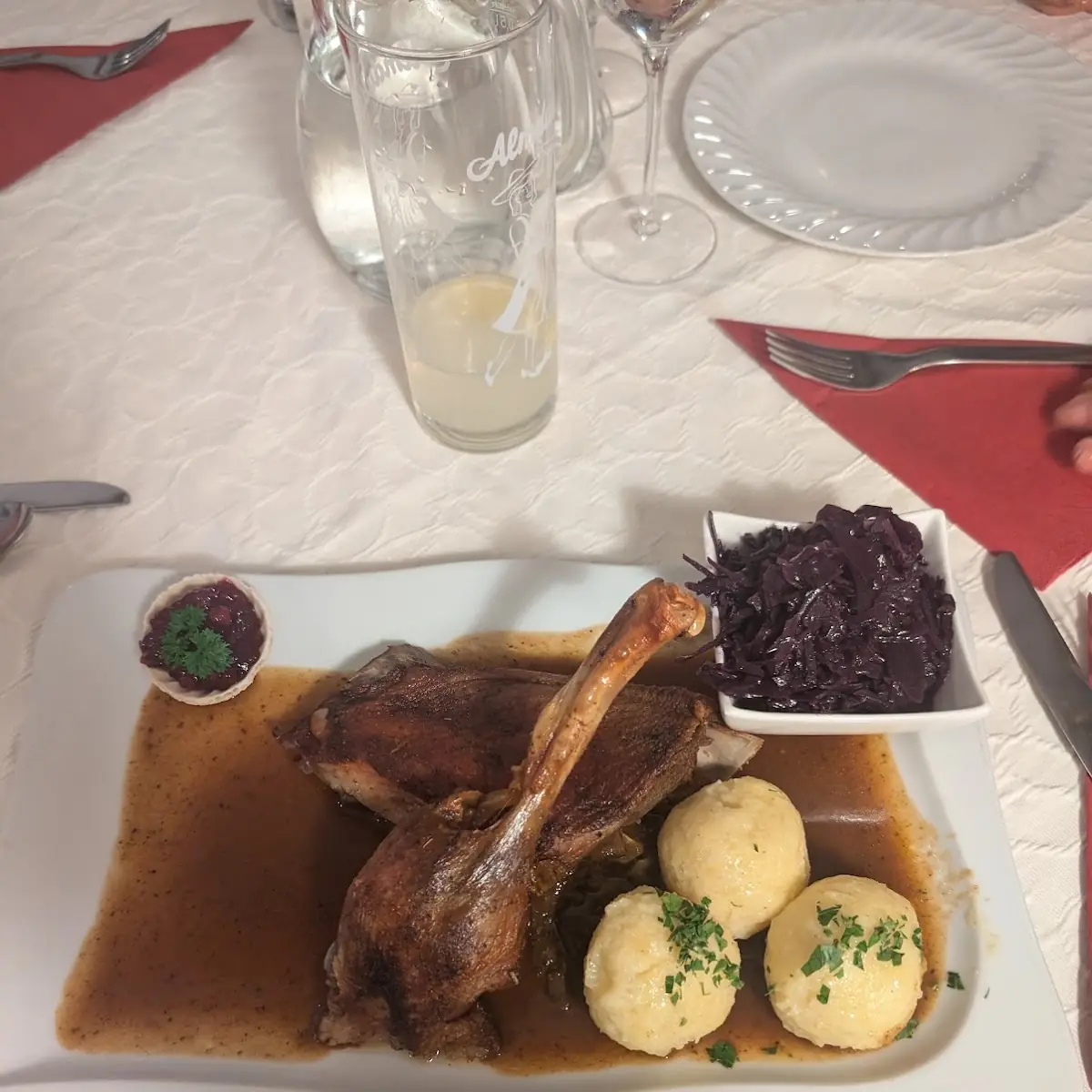 Gans Mit Rotkraut Und Knödel