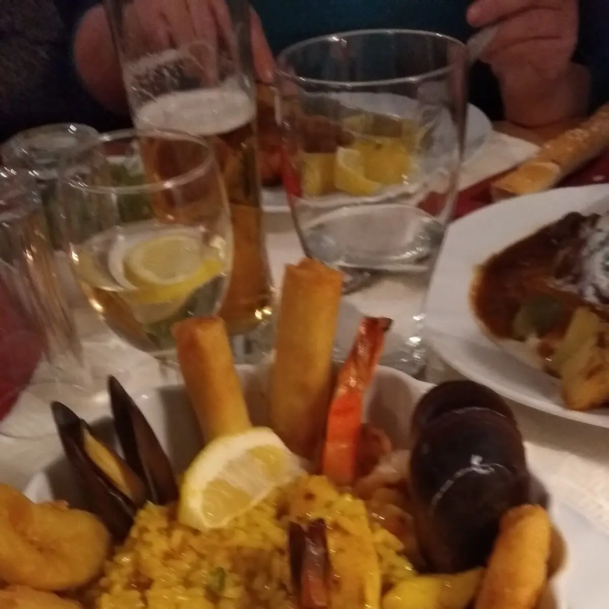Paella Mit Meeresfrüchte Fischfilet Und Hühnerfilet