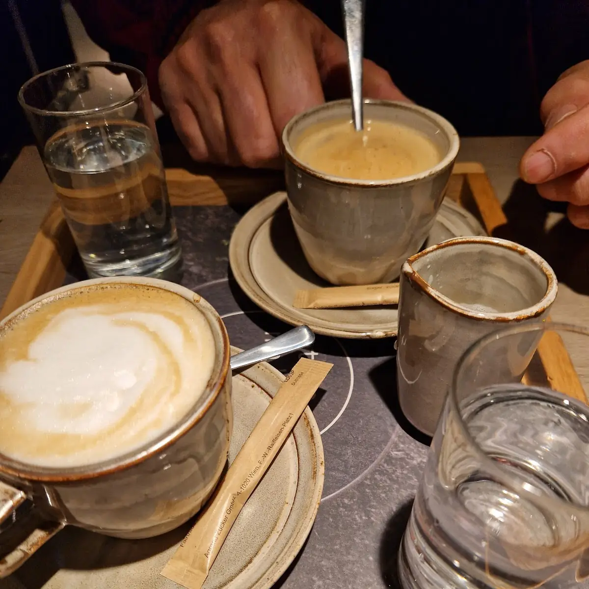 Verlängerter Und Cappuccino
