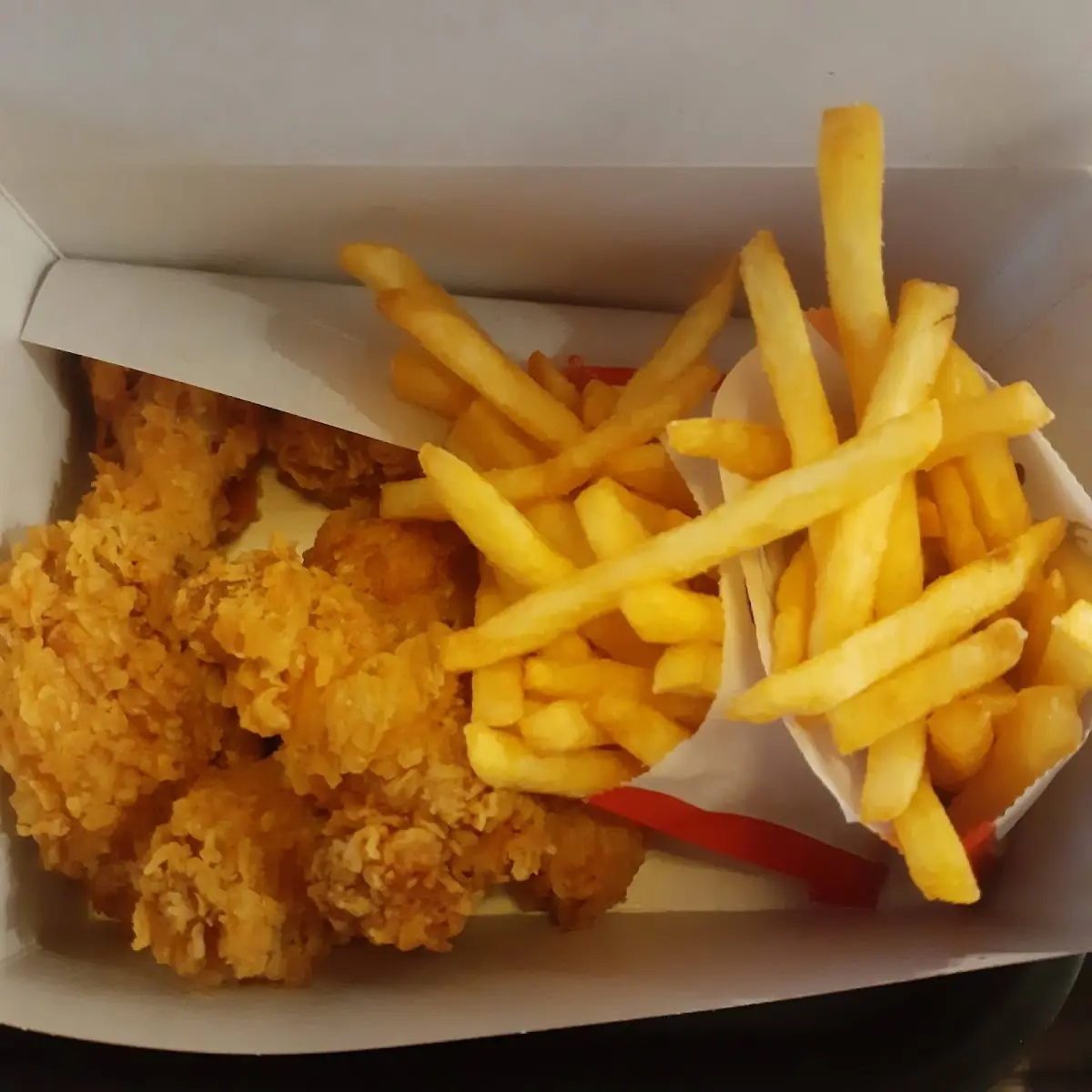Chicken Nuggets Mit Pommes