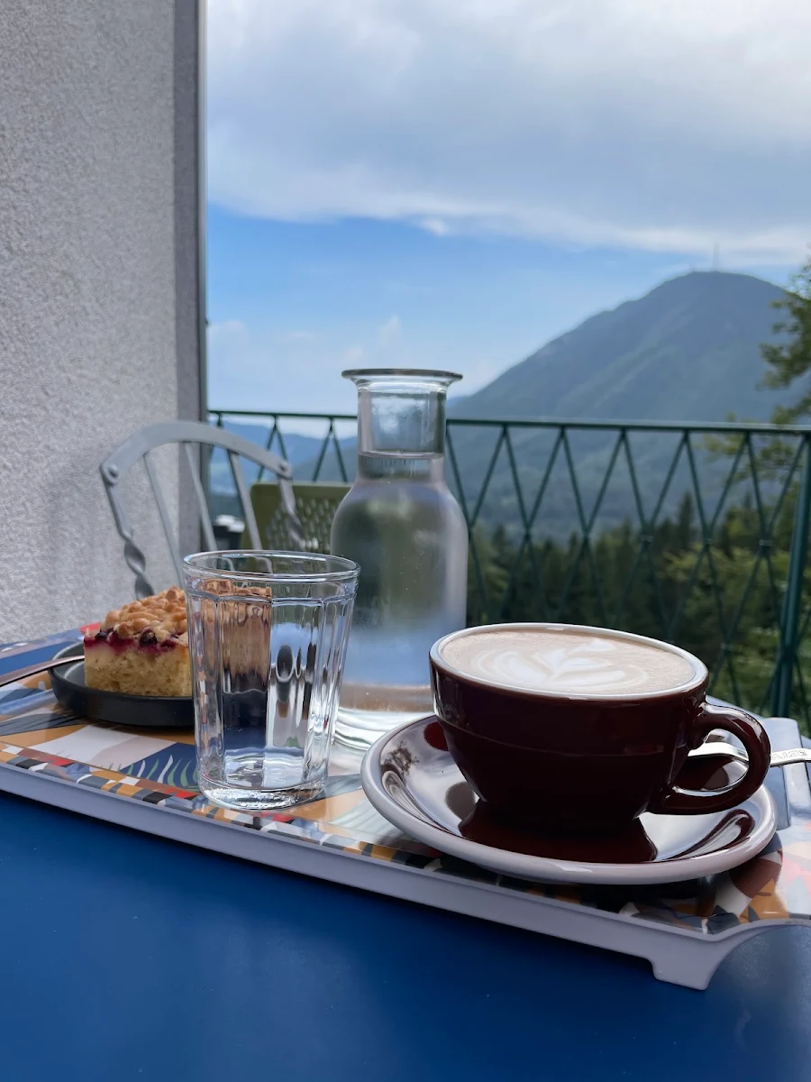 Cappuccino Und Ribiselkuchen