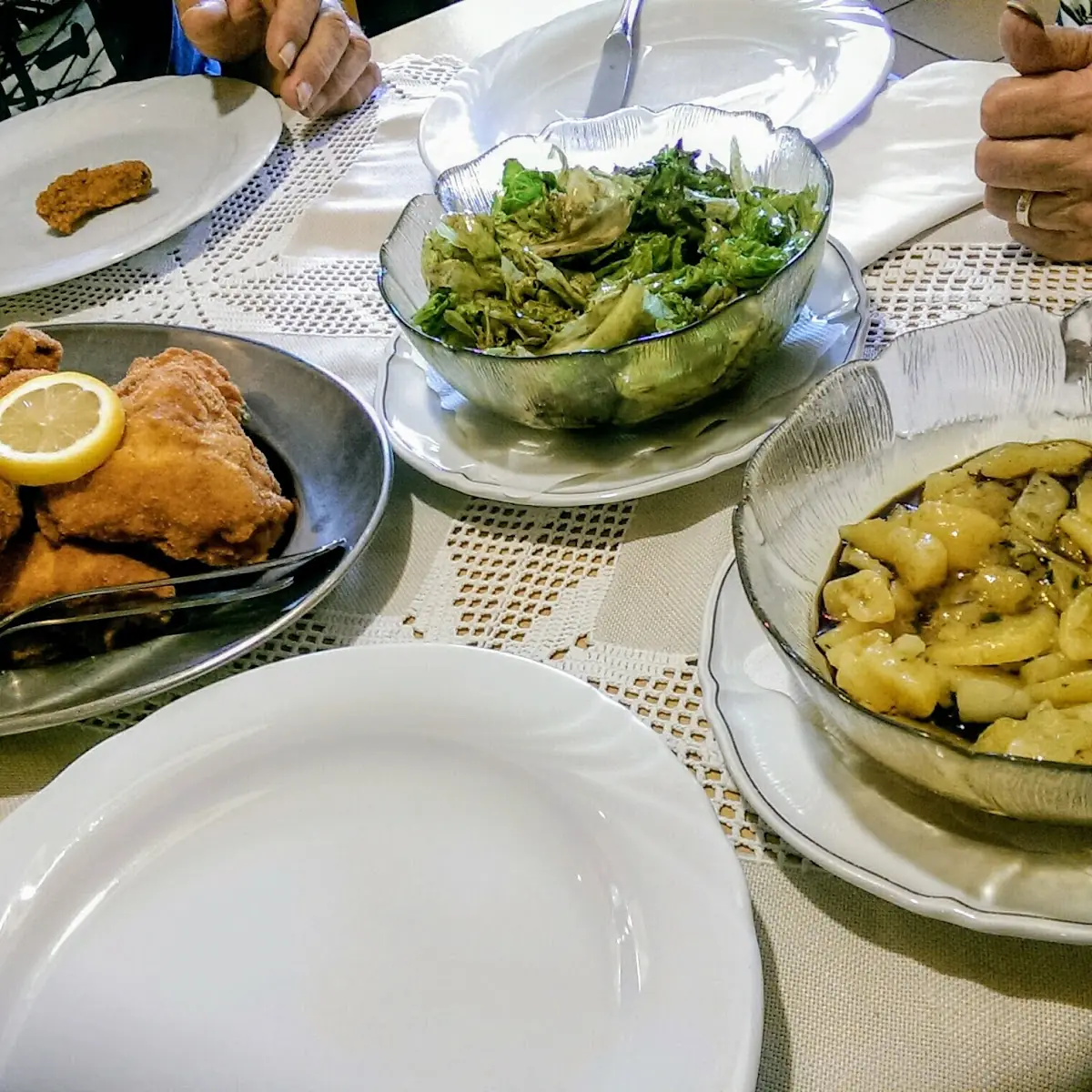 Backhendl Mit Grünem Und Kartoffel Salat Mit Steirischen Kernöl