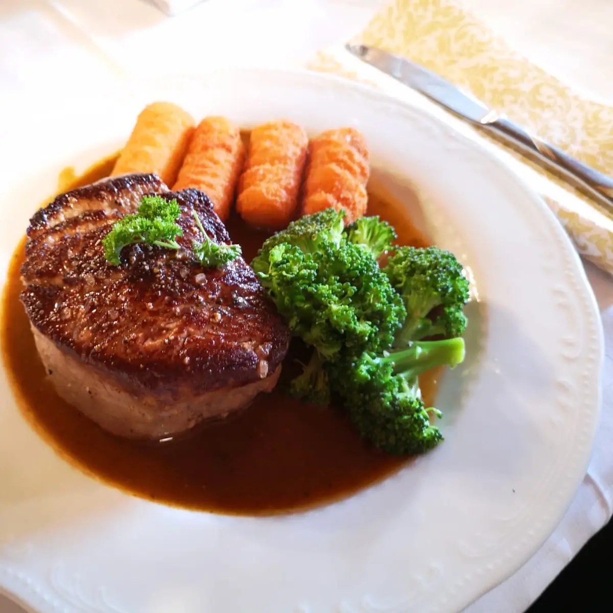 Filetsteak Mit Pfeffersauce Brokkoli Und Kroketten
