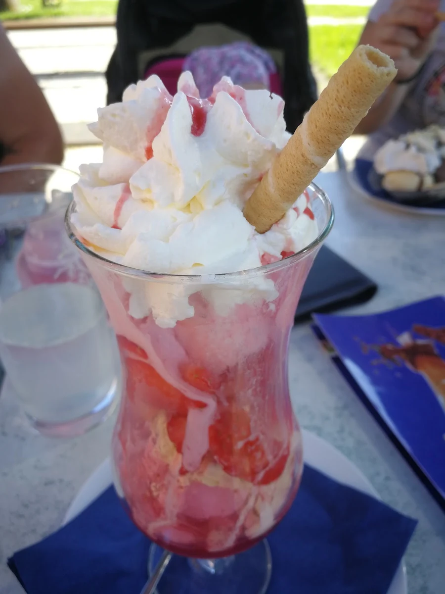 Erdbeerbecher