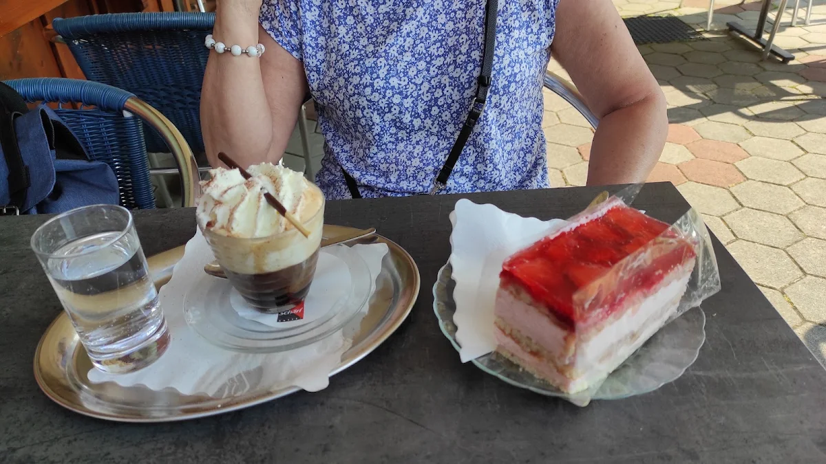 Kaffee Mit Erbeer-sahne Torte