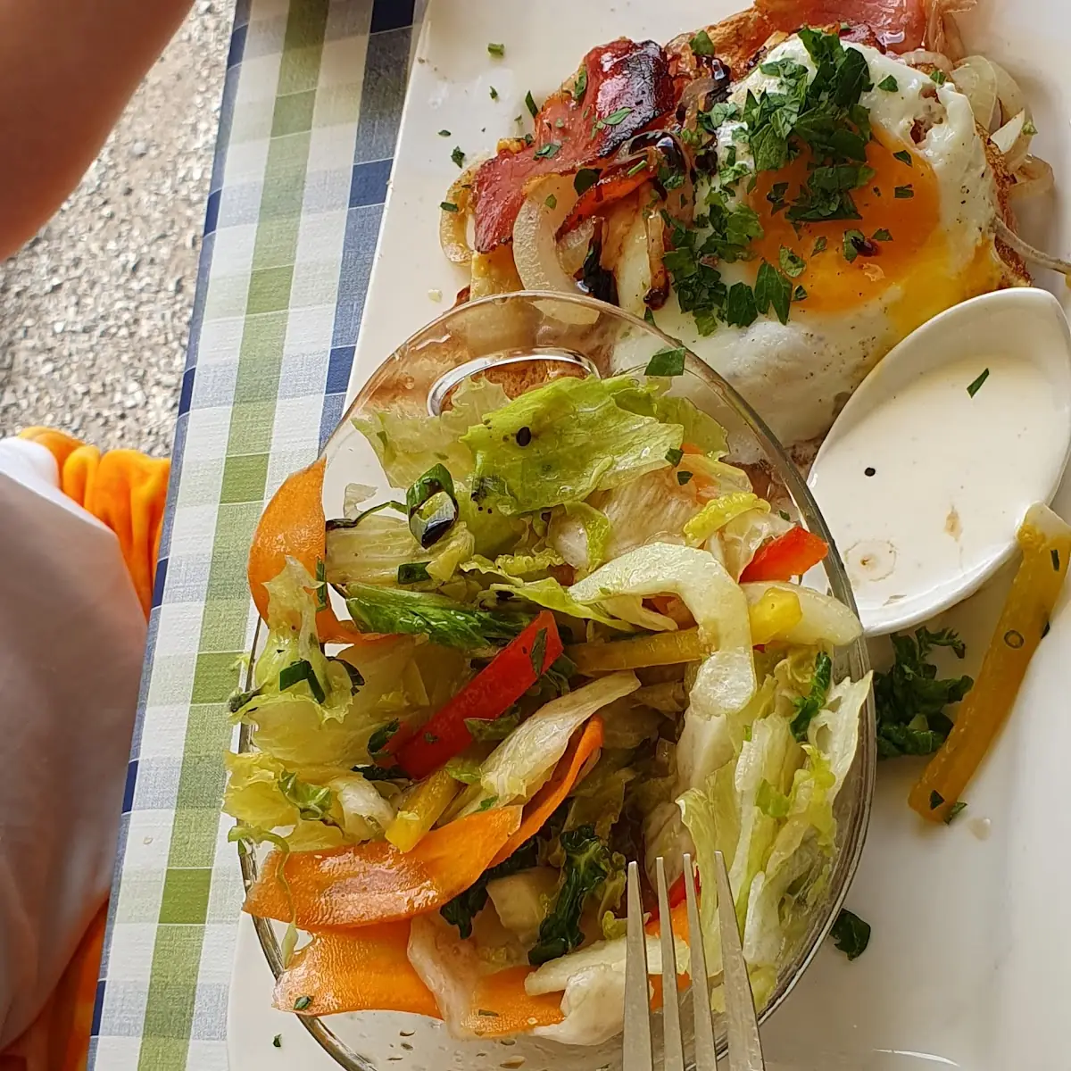 Toast Mit Gebratenem Speck Zwiebeln Käse Spiegel Und Salatgarnitur