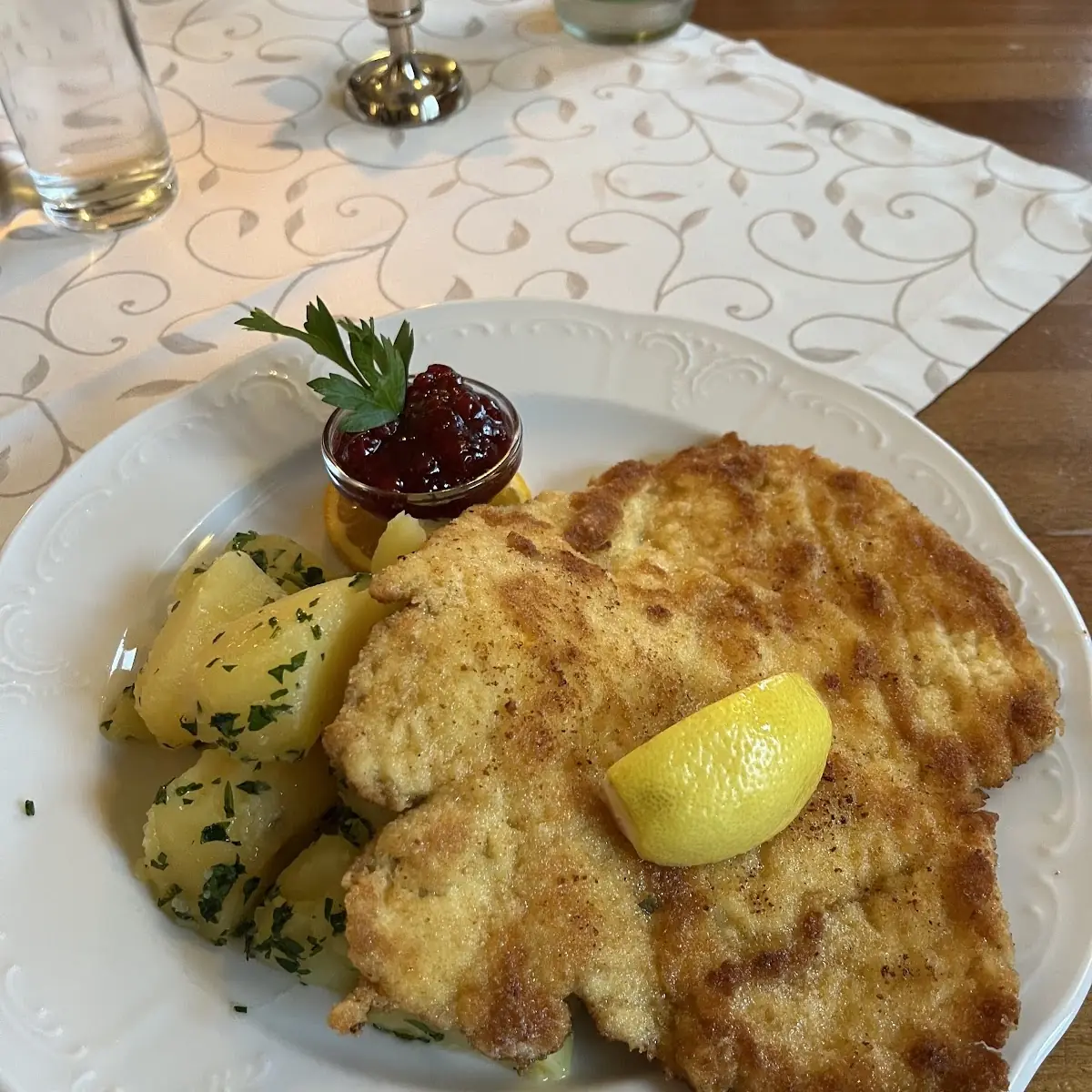 Wiener Schnitzel Mit Salzkartoffeln Und Preiselbeeren