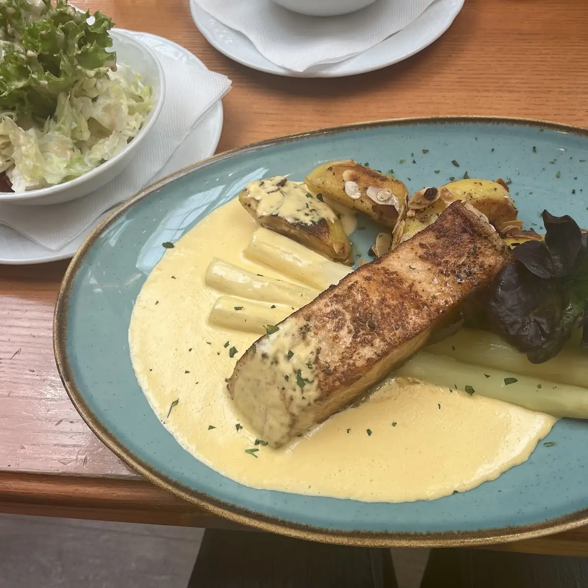 Lachsfilet Mit Mandelkartoffeln Spargel Und Sauce Hollondaise