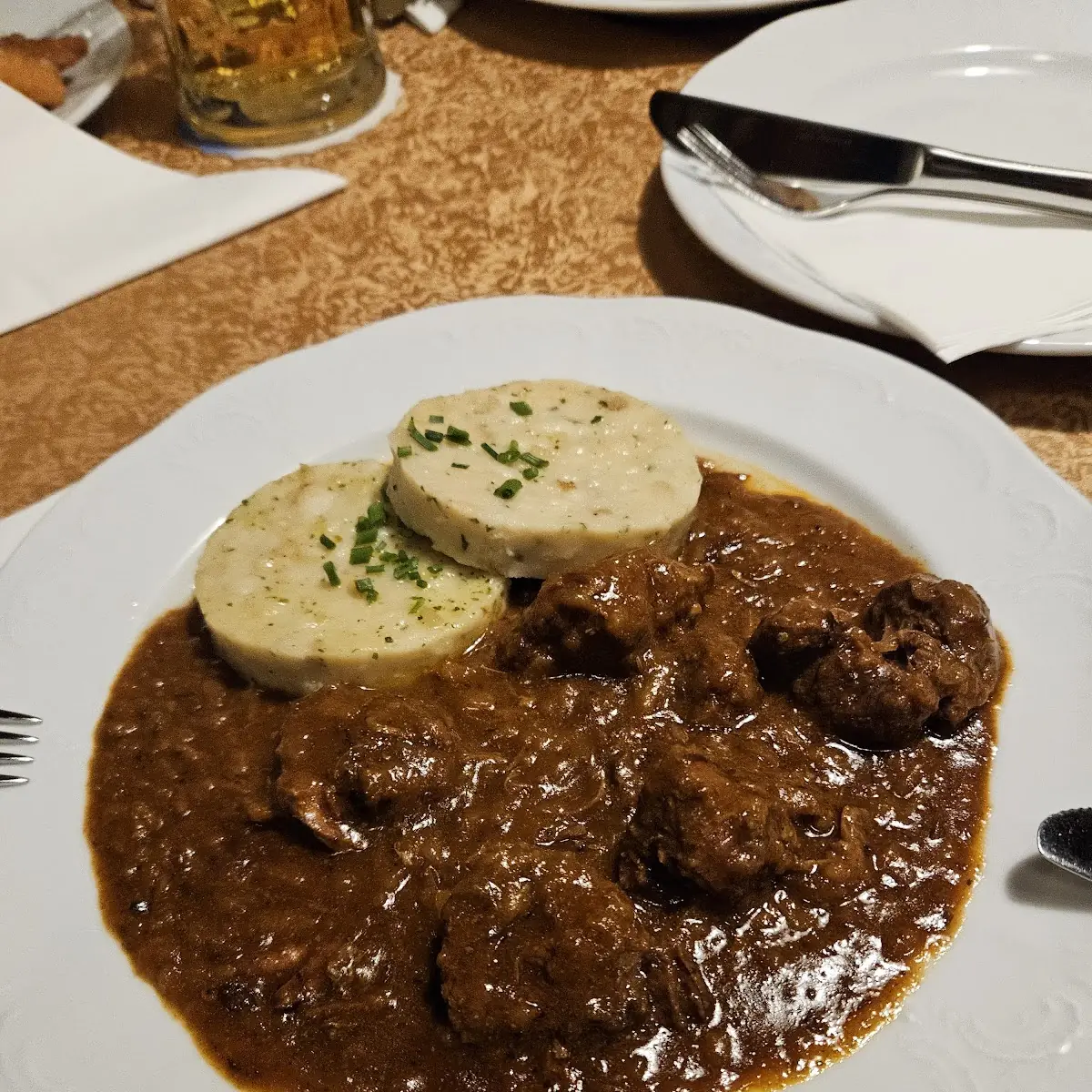 Saftgulasch Mit Serviettenknödel