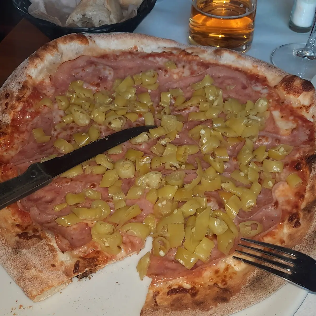 Pizza Prosciutto Mit Pfefferoni