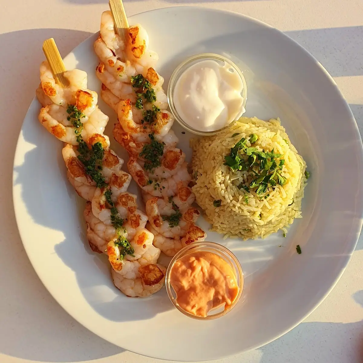 Garnelenspieß Mit Reis Und Zwei Soßen
