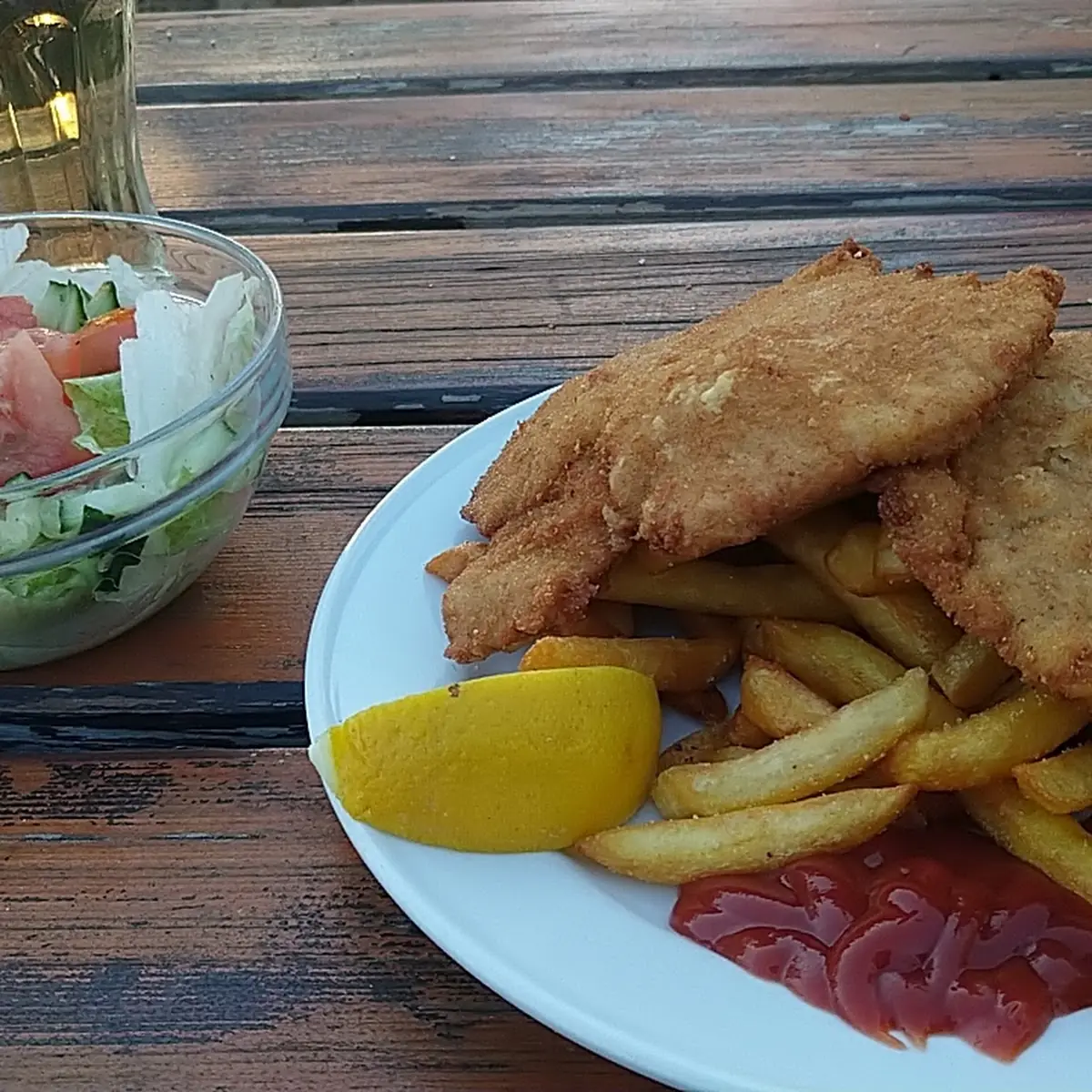 Schnitzel Mit Pommes Frites Und Salat