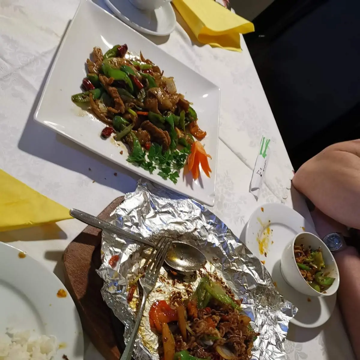 Gebratener Schweinedarm Mit Peperoni Und Tintenfischköpfe Mit Gemüse