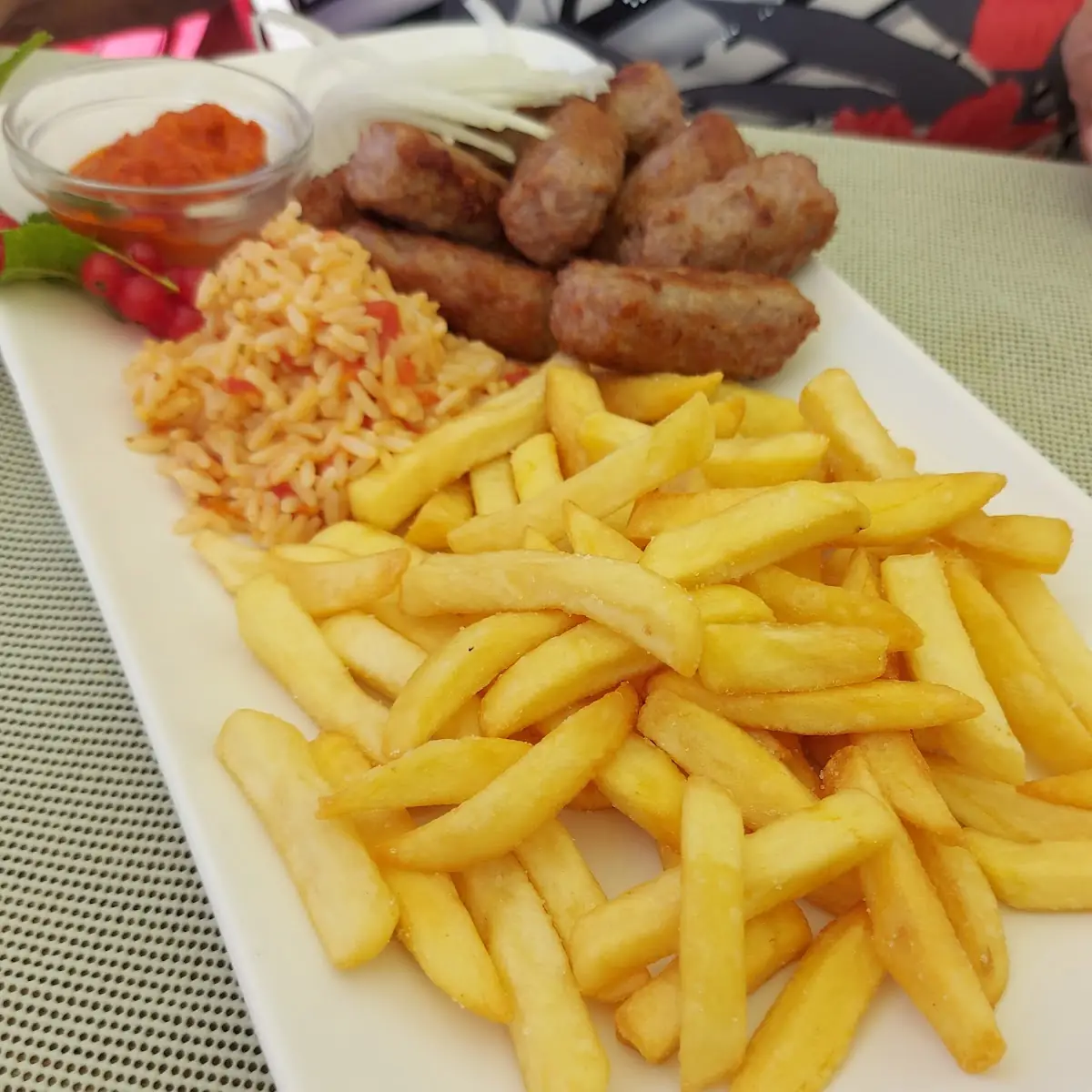 Cevapcici Mit Pommes Und Reis