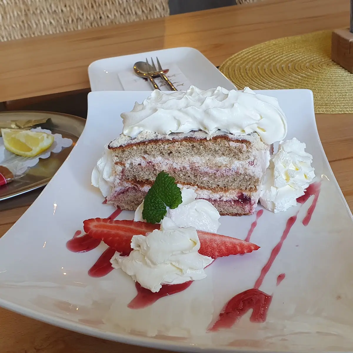 Sogenannte Heidenmehl- Torte Mit Sahne