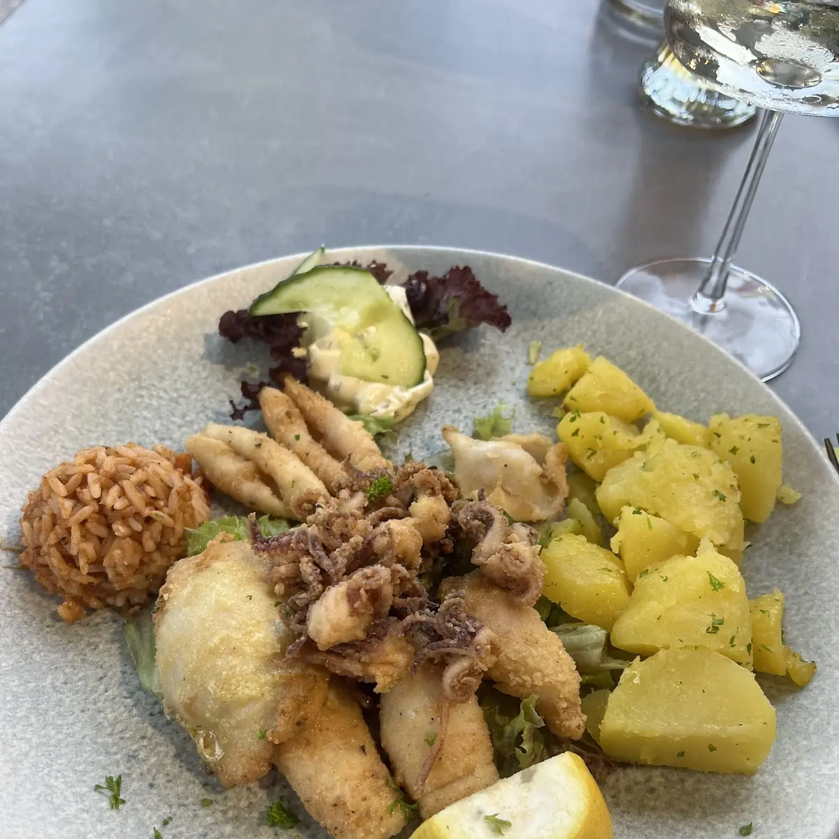 Frittierte Calamari Mit Petersilienkartoffeln