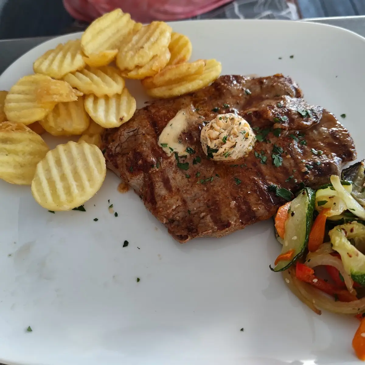 Rumpsteak Mit Kräuterbutter Und Pommes