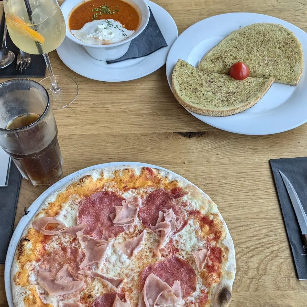 Tomatensuppe Pizza Salat Mit Garnelen