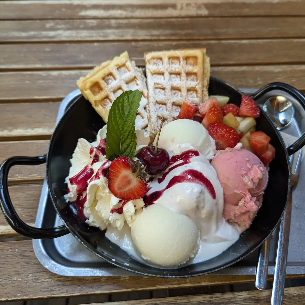 Waffeln Mit Eis Und Erdbeeren