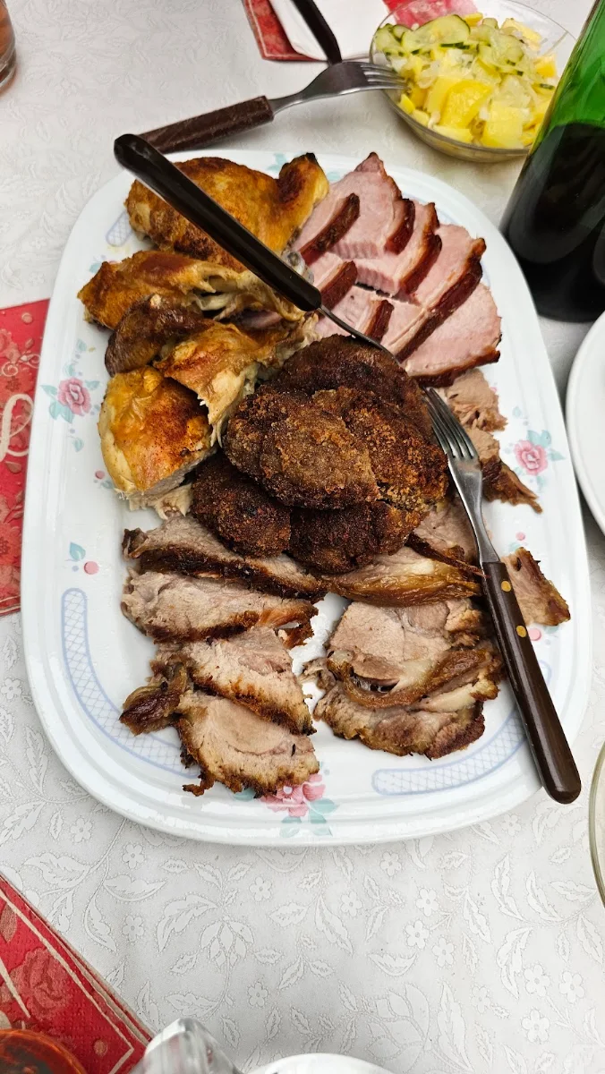 Gemischtes Allerlei Geselchtes Schweinsbraten Faschierte Laibchen Grillhuhn