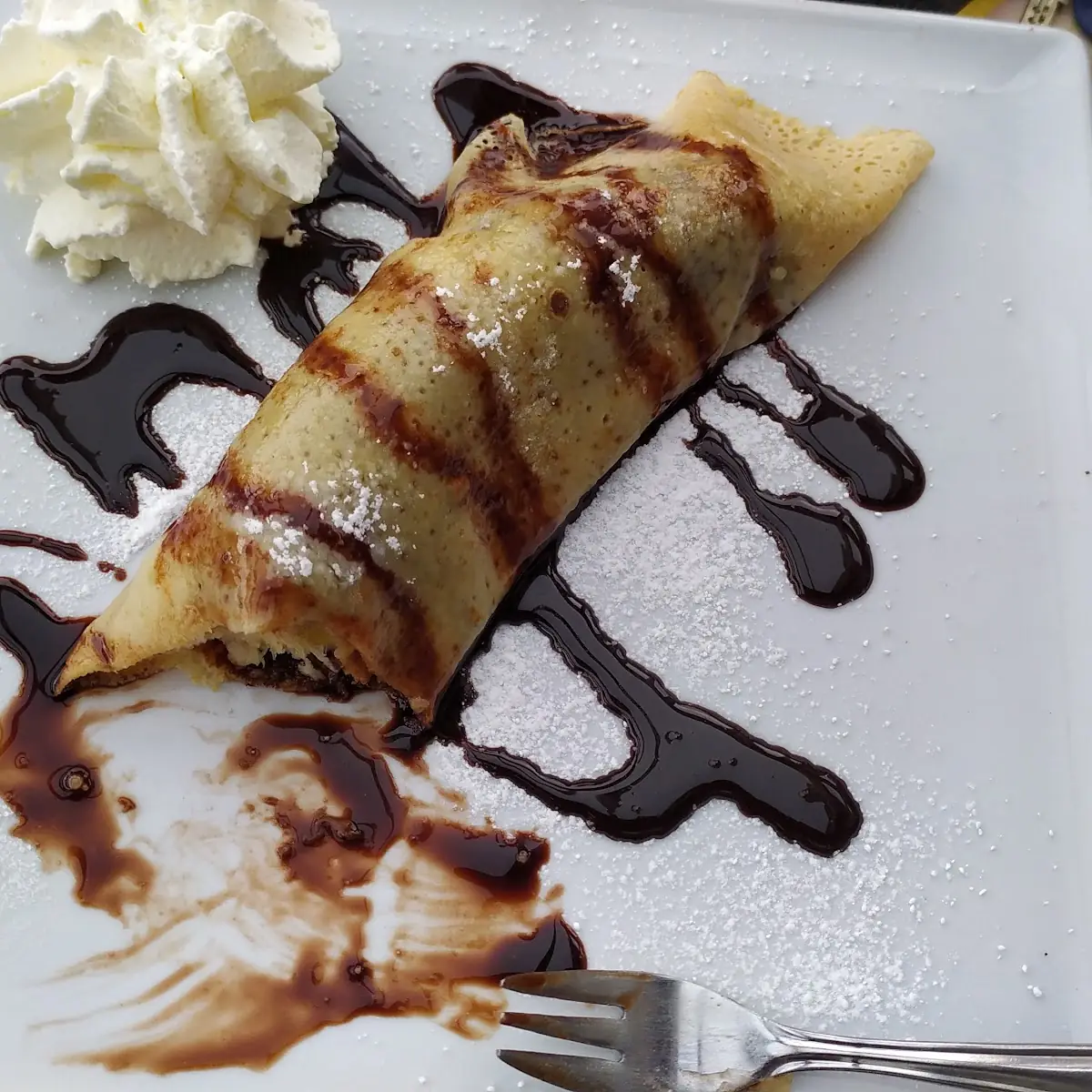 Palatschinken Mit Banane Und Sahne