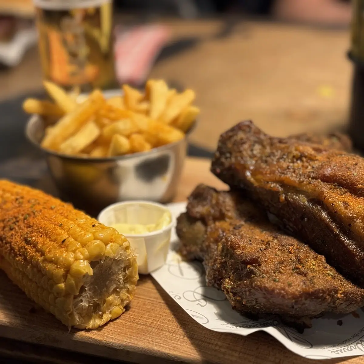 Ripperl Mit Barbecuesauce Pommes Und Mais
