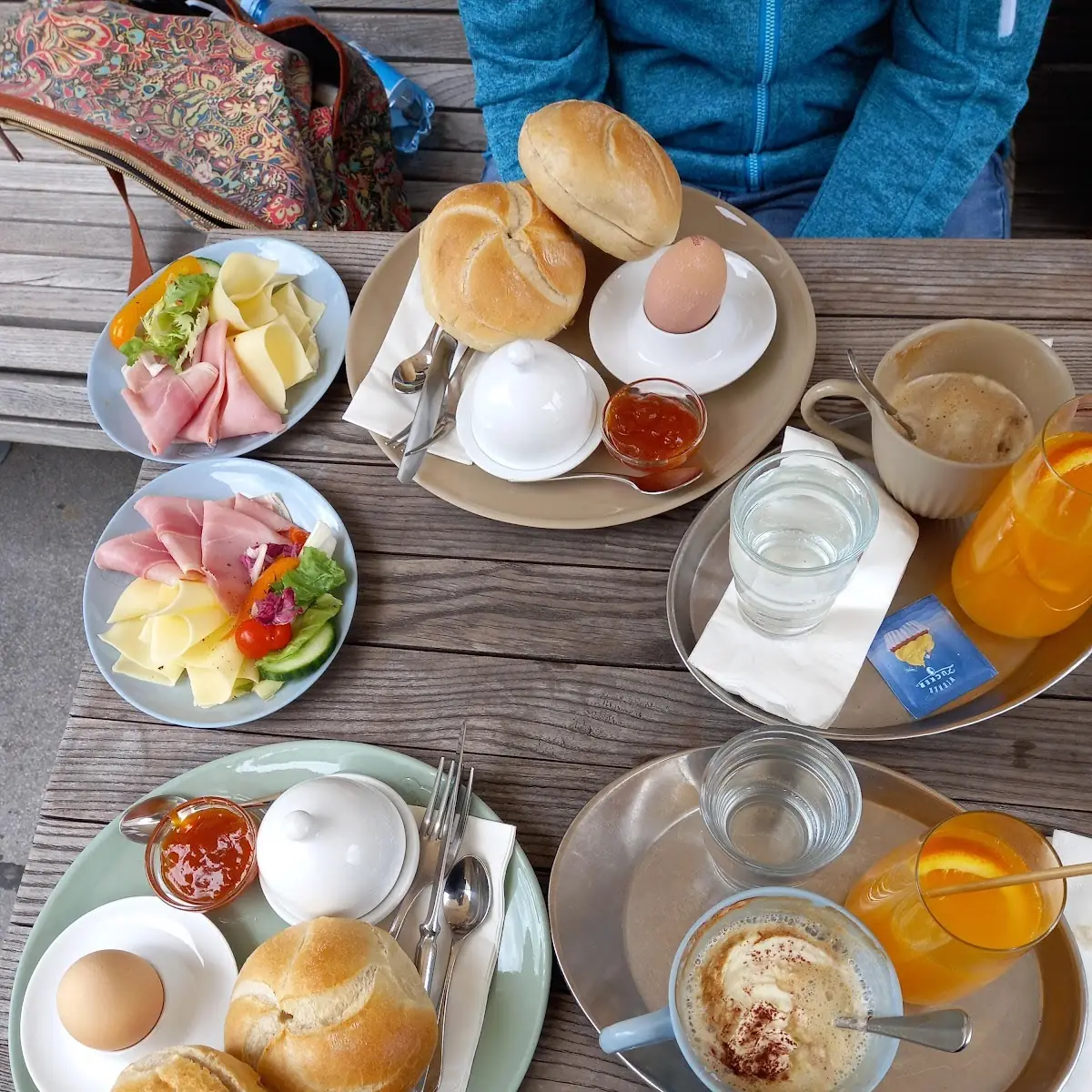 Großes Frühstück Und Croissant