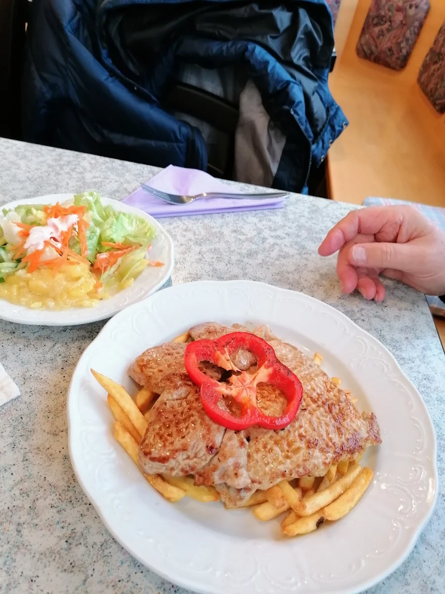 Grillteller Mit Pommes Und Salat