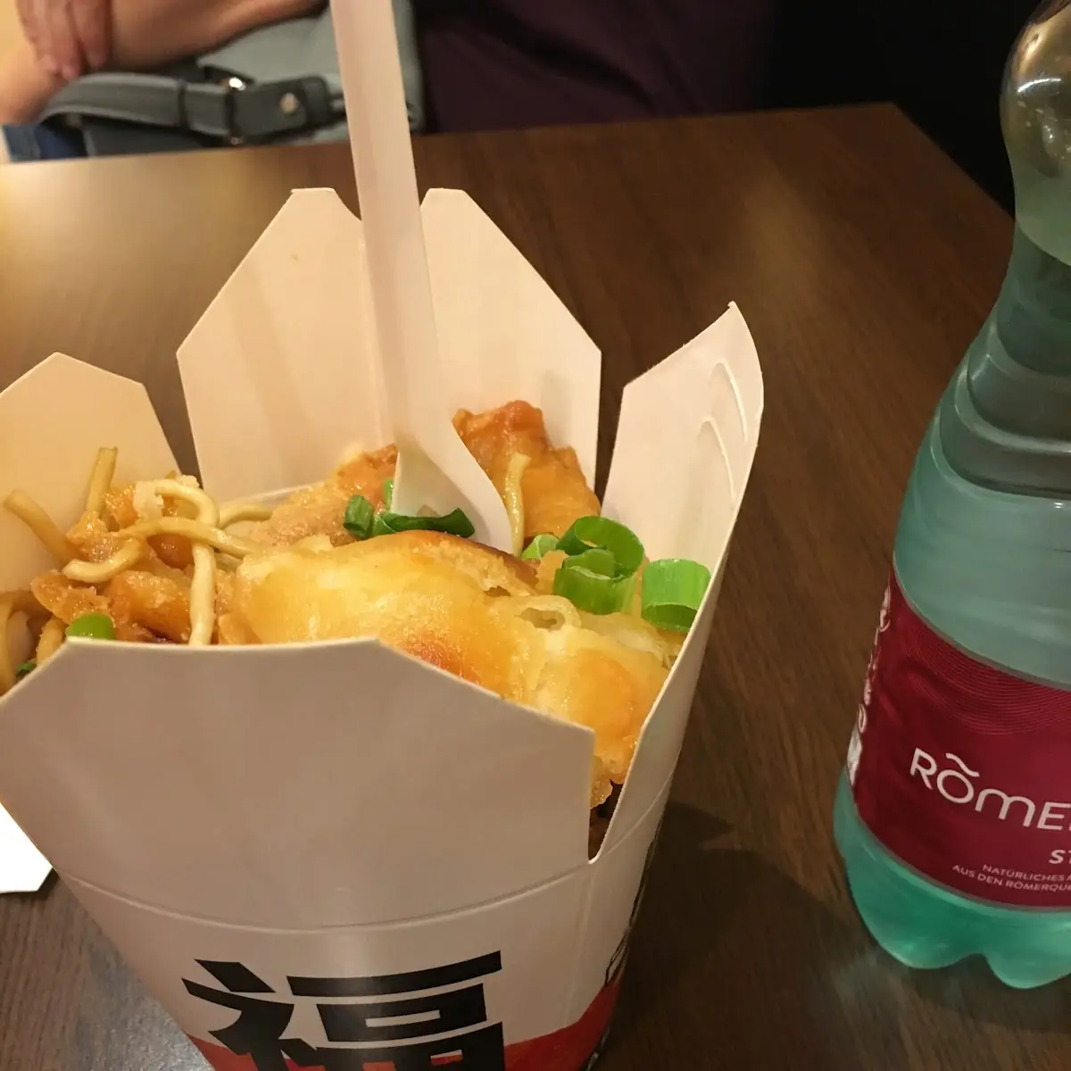Nudelbox Mit Knusprigen Huhn