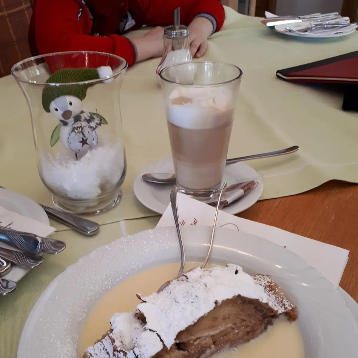 Heißer Apfelstrudel Mit Vanillesauce