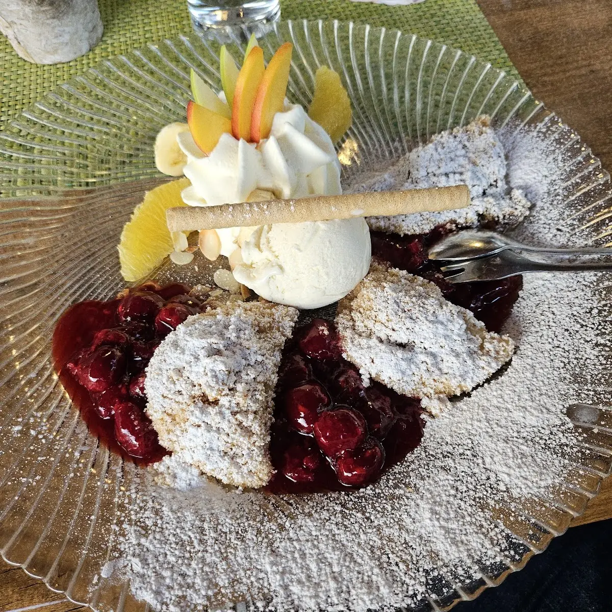 Nougatravioli Mit Butterbröseln Himbeeren Und Vanilleeis