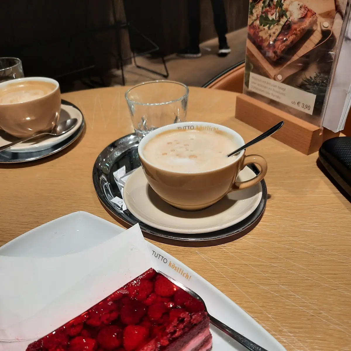 Himbeerschnitte Mit Cappuccino
